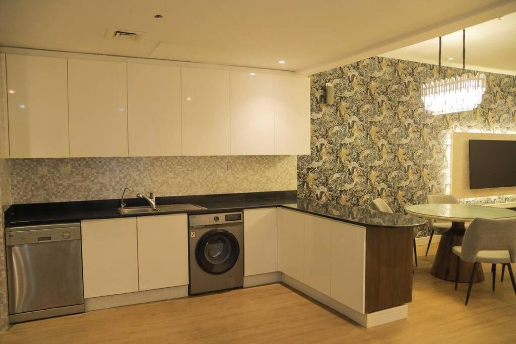 Stunning Seaview Elite Marina Apartment